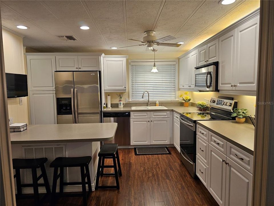 For Sale: $252,900 (2 beds, 2 baths, 1128 Square Feet)