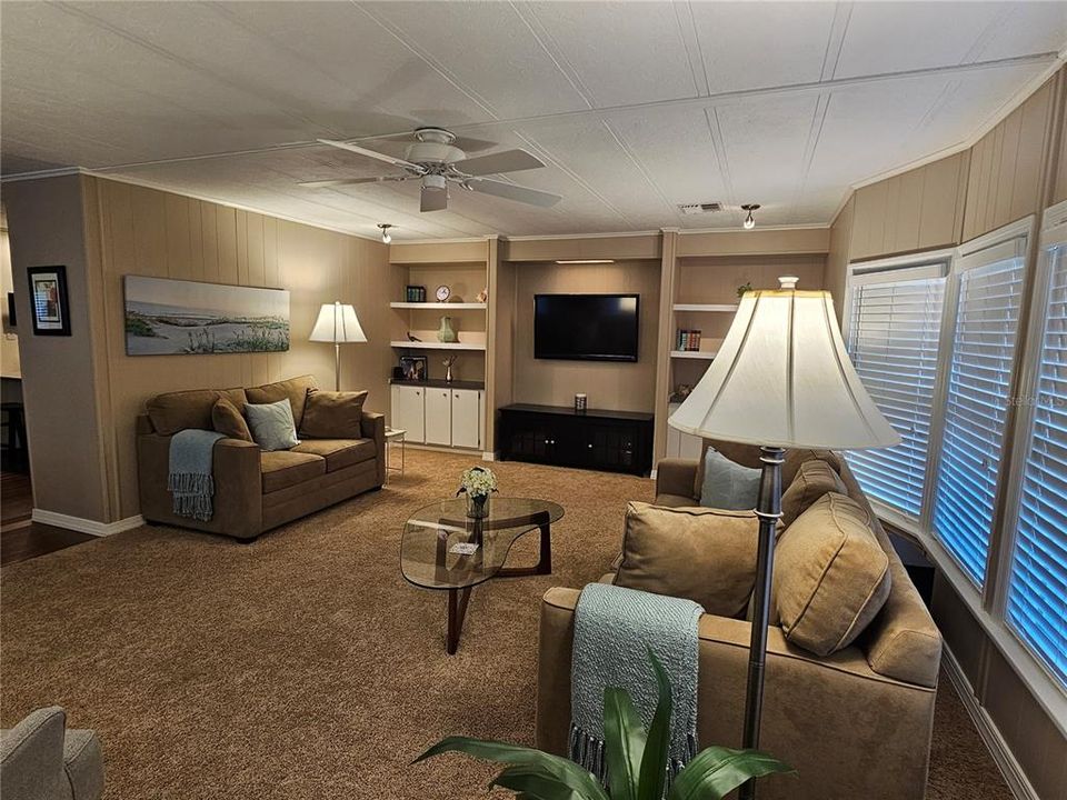 For Sale: $252,900 (2 beds, 2 baths, 1128 Square Feet)