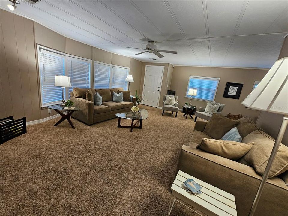 For Sale: $252,900 (2 beds, 2 baths, 1128 Square Feet)