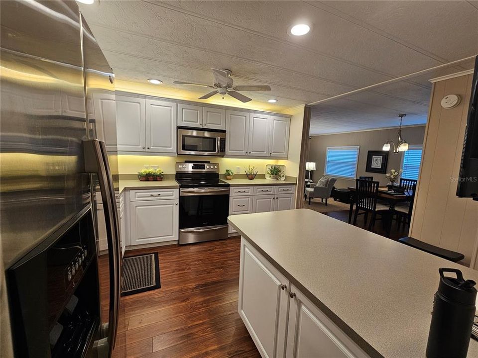 For Sale: $252,900 (2 beds, 2 baths, 1128 Square Feet)