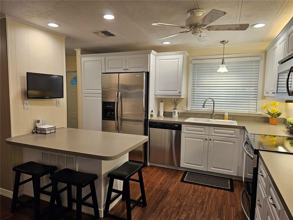 For Sale: $252,900 (2 beds, 2 baths, 1128 Square Feet)