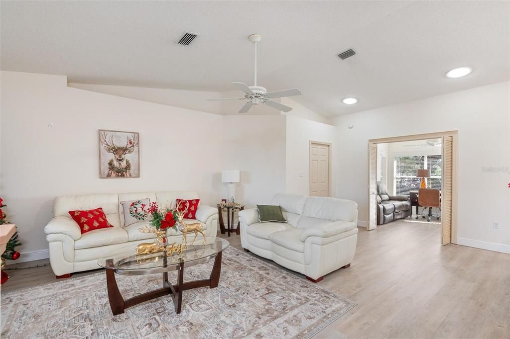 En Venta: $274,900 (2 camas, 2 baños, 1501 Pies cuadrados)