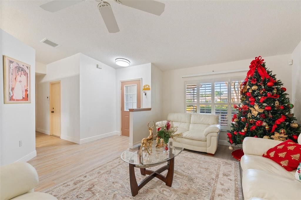 En Venta: $274,900 (2 camas, 2 baños, 1501 Pies cuadrados)