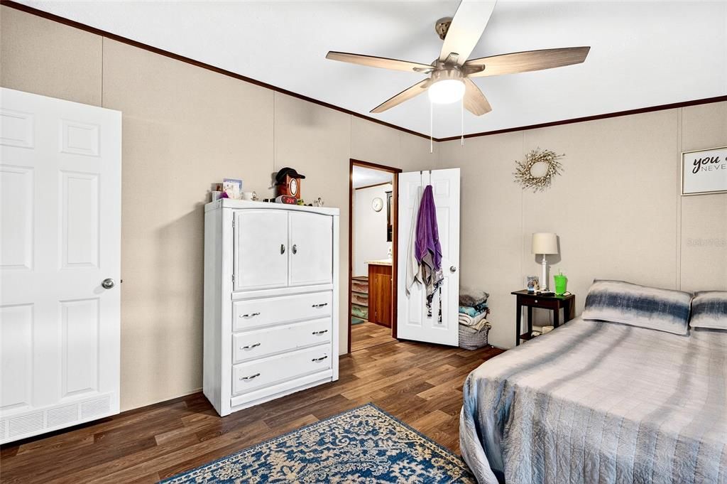 For Sale: $300,000 (3 beds, 2 baths, 1292 Square Feet)