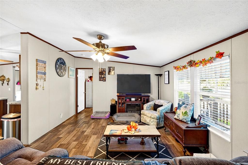 For Sale: $300,000 (3 beds, 2 baths, 1292 Square Feet)