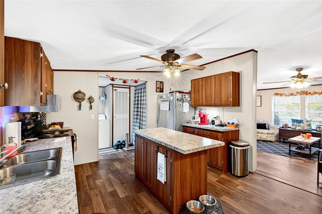 For Sale: $300,000 (3 beds, 2 baths, 1292 Square Feet)