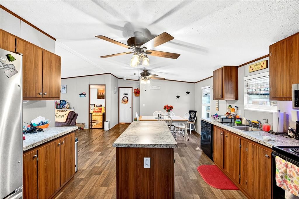 For Sale: $300,000 (3 beds, 2 baths, 1292 Square Feet)