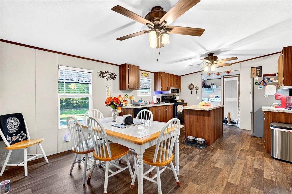 For Sale: $300,000 (3 beds, 2 baths, 1292 Square Feet)