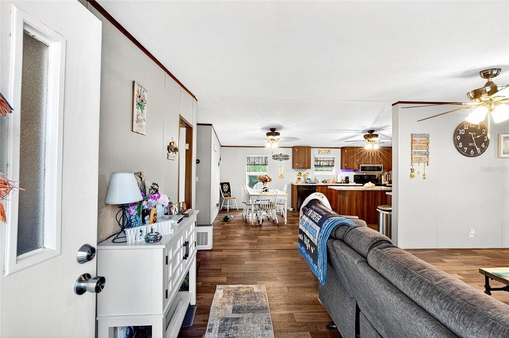 For Sale: $300,000 (3 beds, 2 baths, 1292 Square Feet)