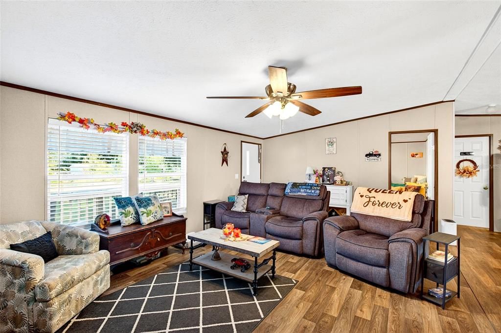 For Sale: $300,000 (3 beds, 2 baths, 1292 Square Feet)