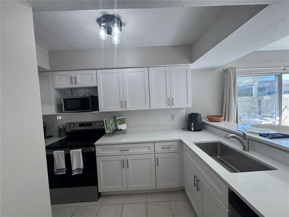 For Rent: $3,000 (2 beds, 1 baths, 930 Square Feet)