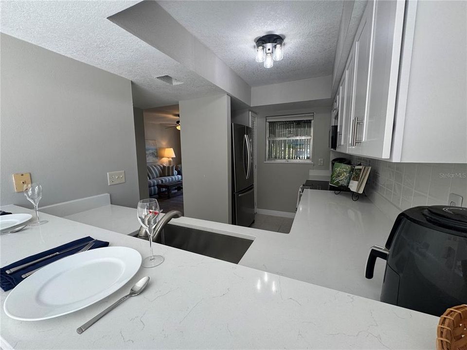 For Rent: $3,000 (2 beds, 1 baths, 930 Square Feet)