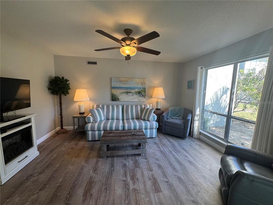 For Rent: $3,000 (2 beds, 1 baths, 930 Square Feet)