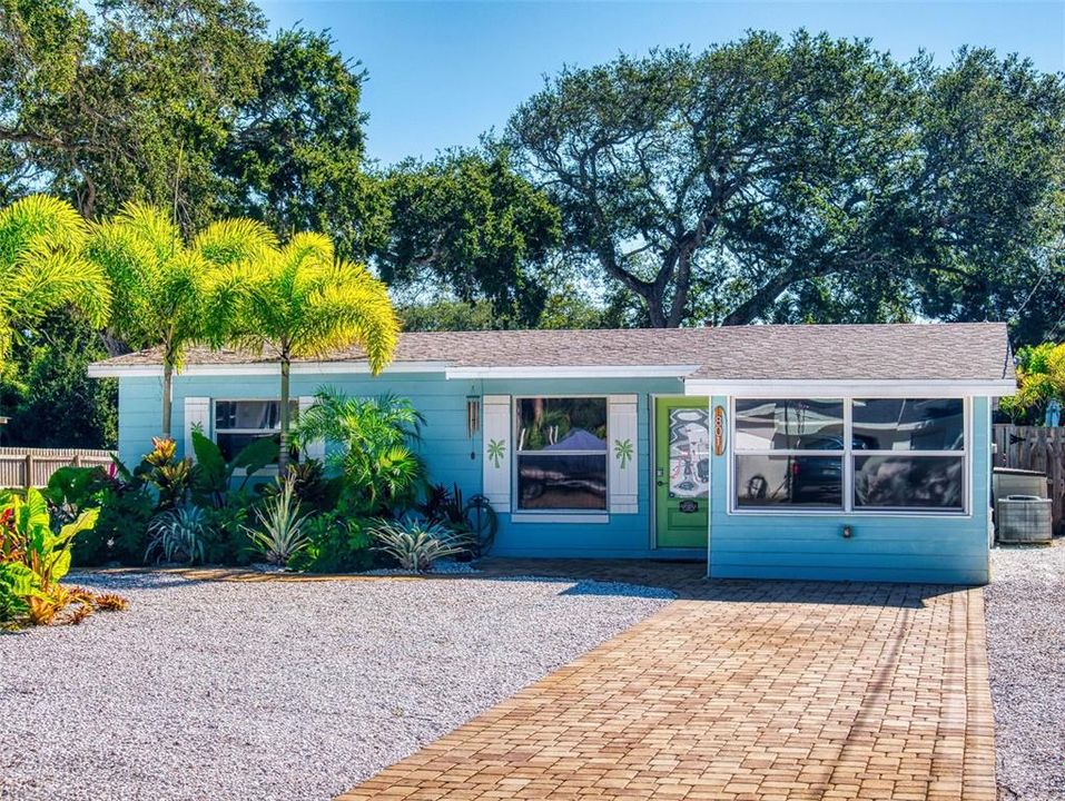 For Sale: $725,000 (3 beds, 2 baths, 1530 Square Feet)