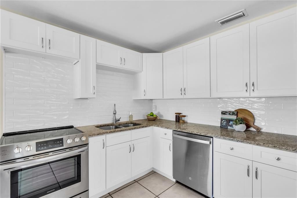 待售: $320,000 (2 贝兹, 1 浴室, 1010 平方英尺)