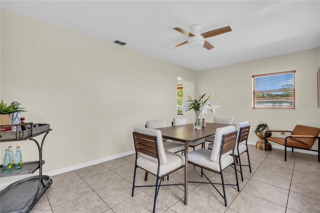 待售: $320,000 (2 贝兹, 1 浴室, 1010 平方英尺)