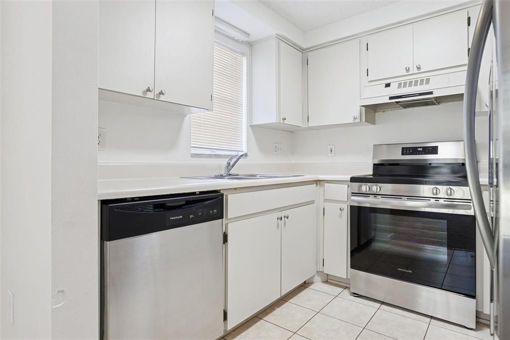 For Rent: $1,750 (2 beds, 2 baths, 1108 Square Feet)