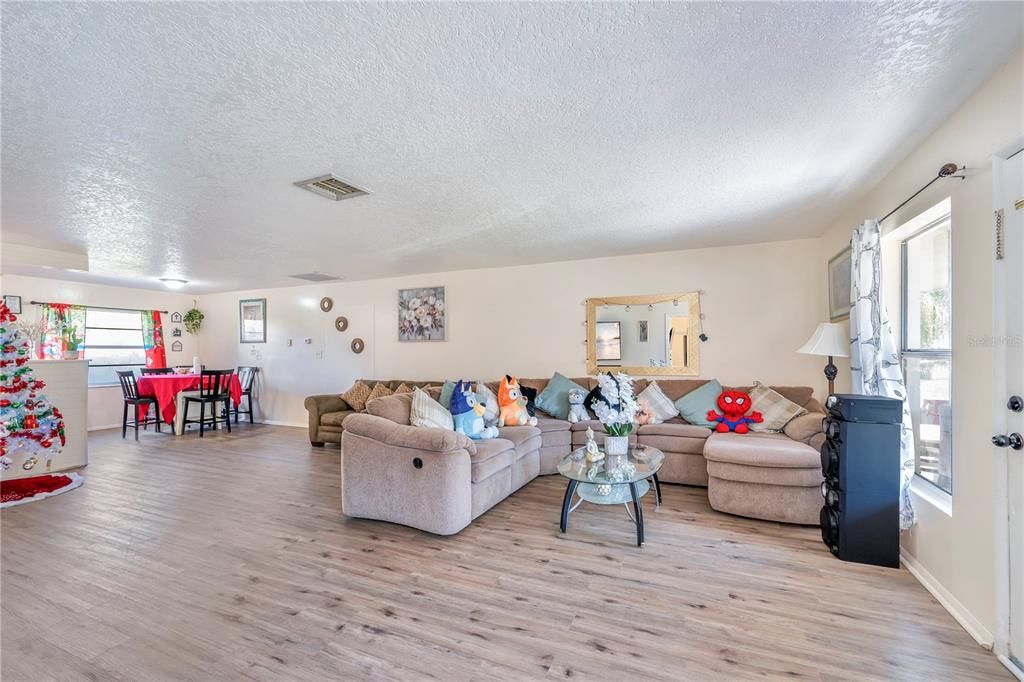 En Venta: $220,000 (3 camas, 3 baños, 1573 Pies cuadrados)