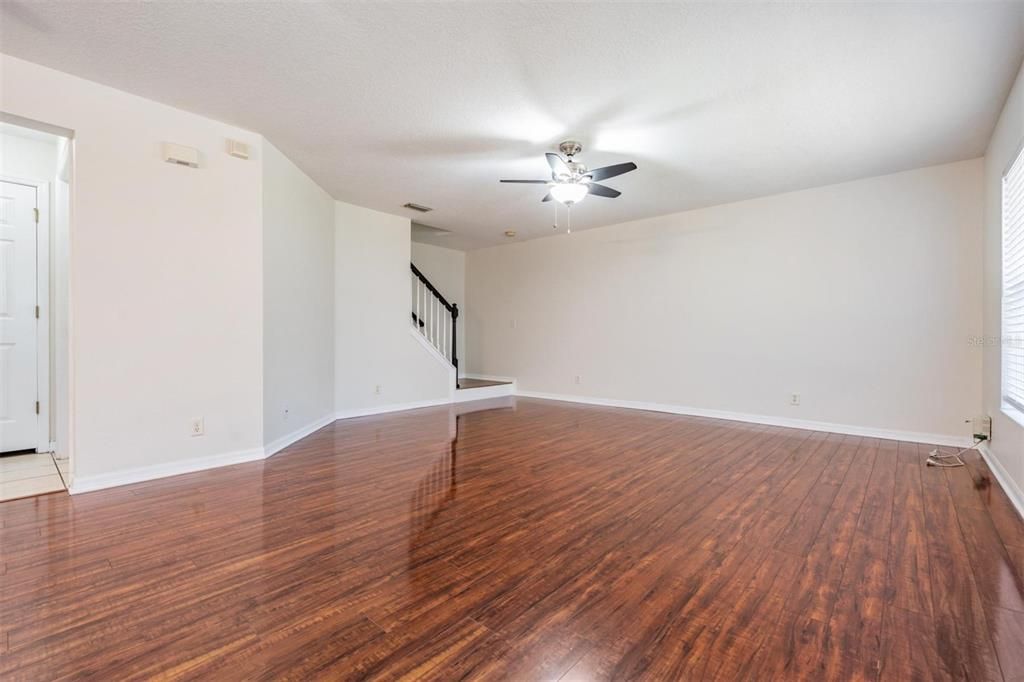 出租: $2,400 (3 贝兹, 2 浴室, 1408 平方英尺)