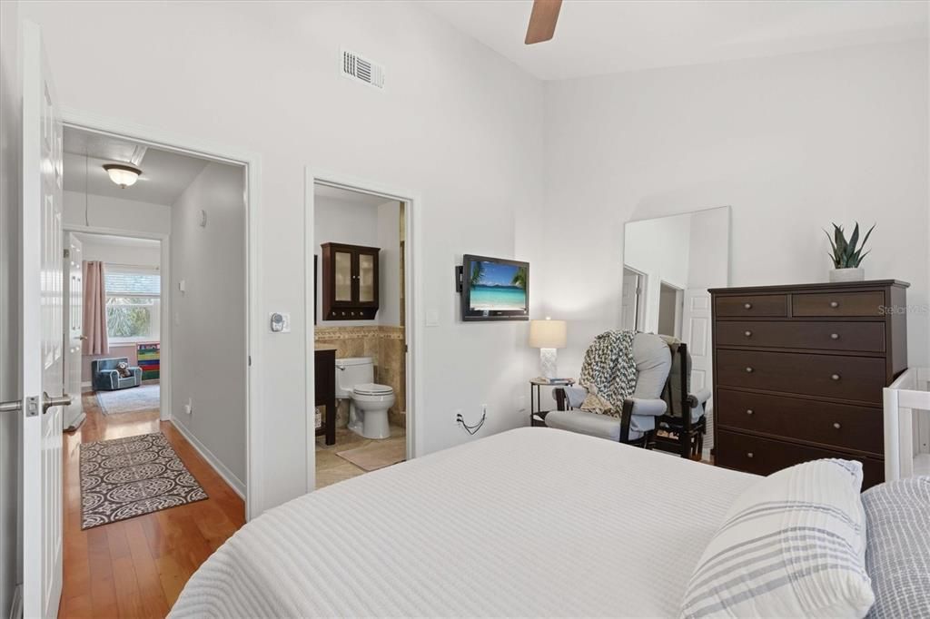 Active With Contract: $498,000 (2 beds, 2 baths, 1266 Square Feet)