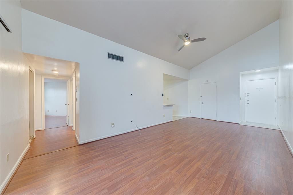 出租: $1,700 (2 贝兹, 2 浴室, 820 平方英尺)