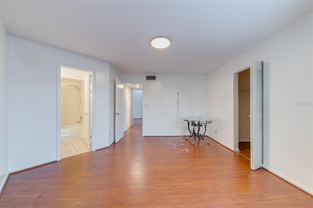 出租: $1,700 (2 贝兹, 2 浴室, 820 平方英尺)