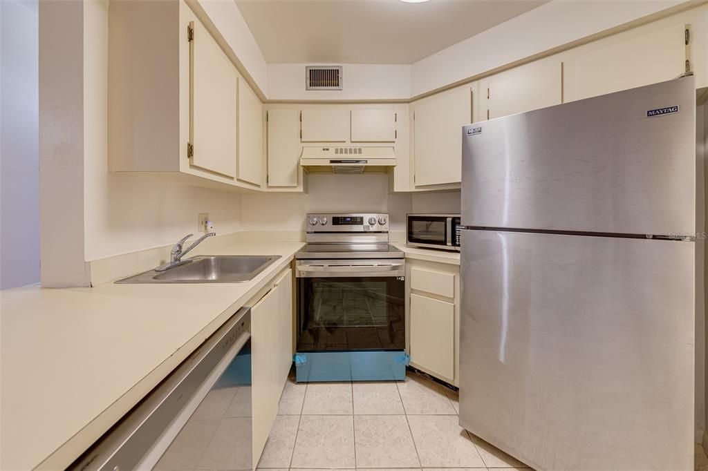 出租: $1,700 (2 贝兹, 2 浴室, 820 平方英尺)