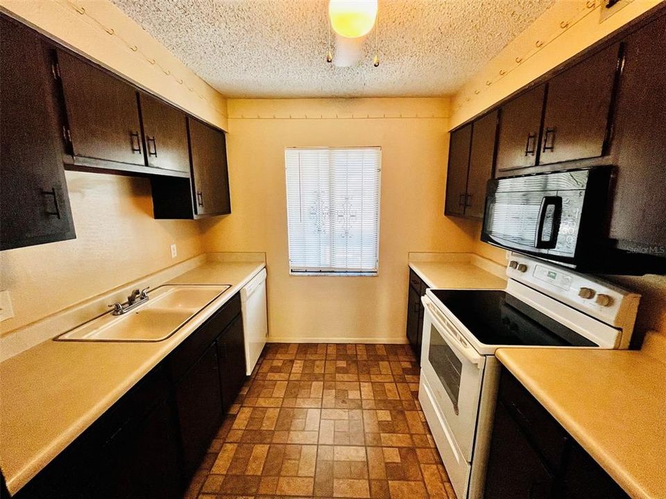 出租: $1,425 (2 贝兹, 1 浴室, 936 平方英尺)