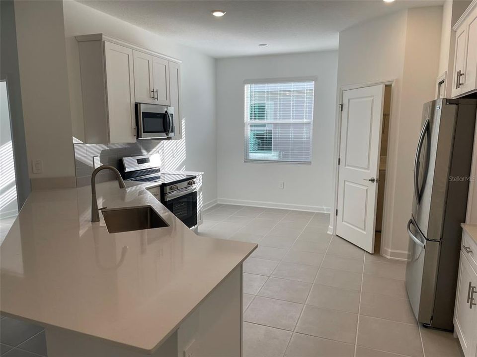 Под контрактом: $2,300 (3 спален, 2 ванн, 2109 Квадратных фут)