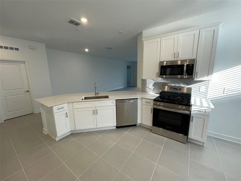 Под контрактом: $2,300 (3 спален, 2 ванн, 2109 Квадратных фут)