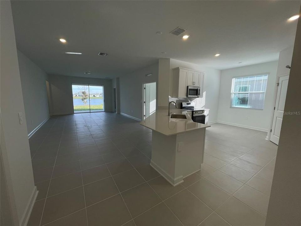 Под контрактом: $2,300 (3 спален, 2 ванн, 2109 Квадратных фут)