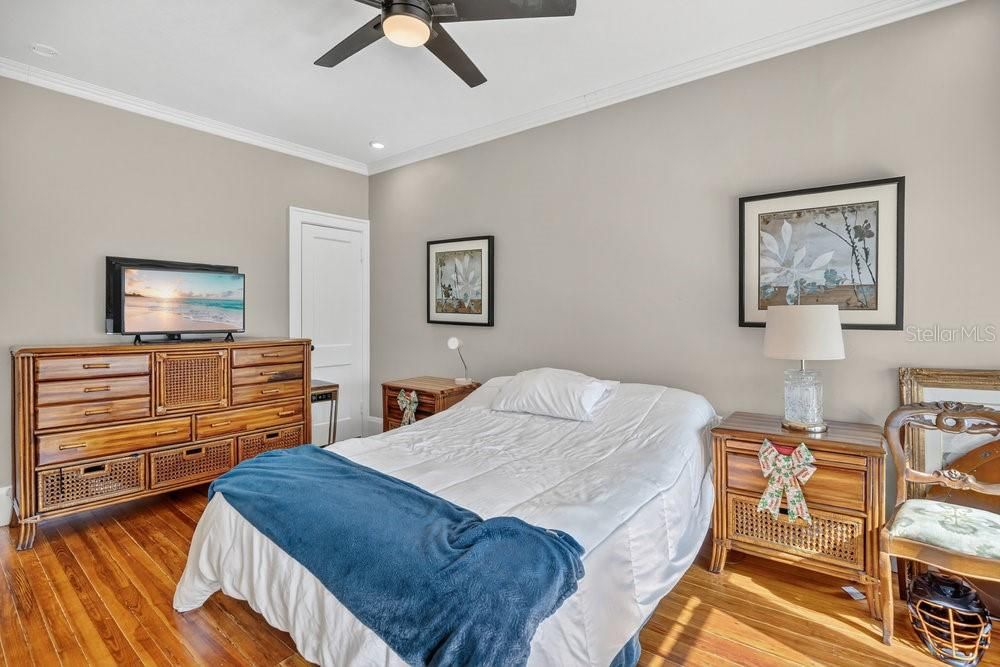 For Sale: $850,000 (5 beds, 4 baths, 3733 Square Feet)