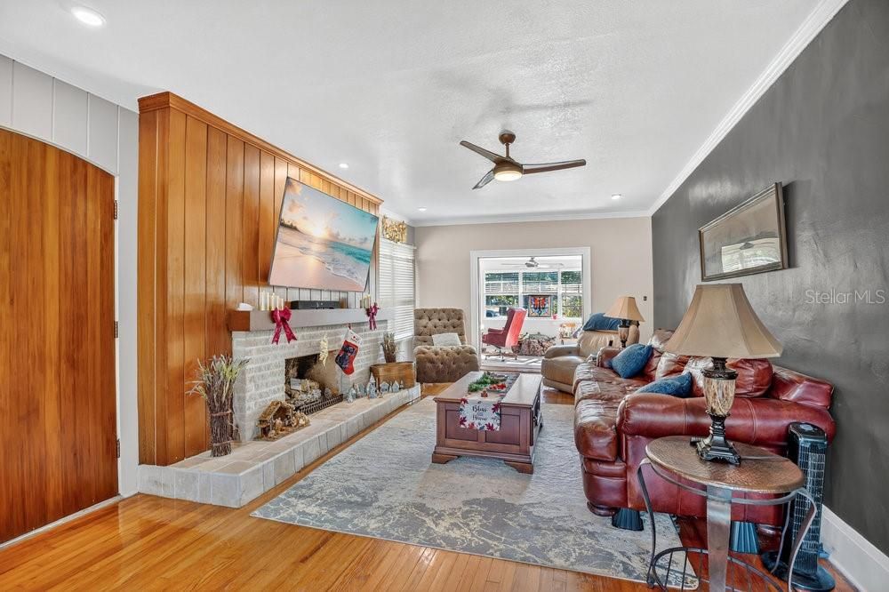 For Sale: $850,000 (5 beds, 4 baths, 3733 Square Feet)