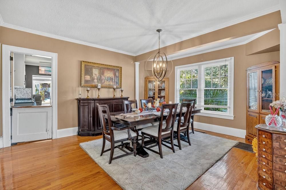 For Sale: $850,000 (5 beds, 4 baths, 3733 Square Feet)