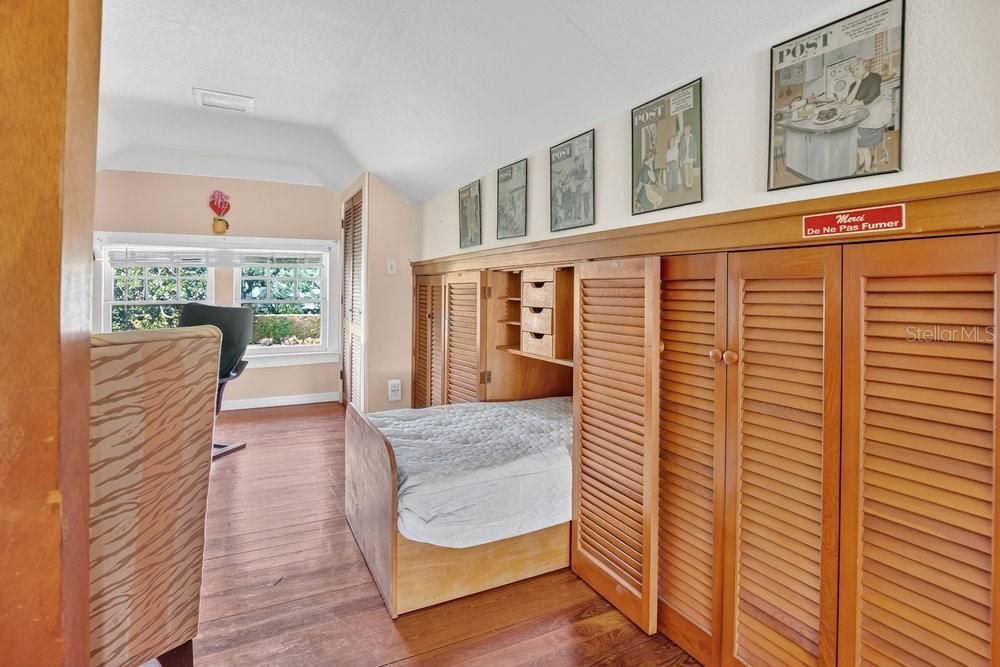 For Sale: $850,000 (5 beds, 4 baths, 3733 Square Feet)