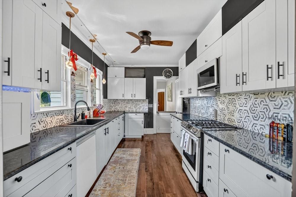 For Sale: $850,000 (5 beds, 4 baths, 3733 Square Feet)