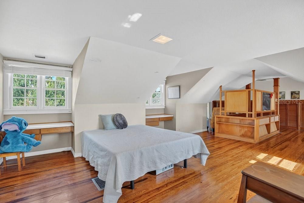 For Sale: $850,000 (5 beds, 4 baths, 3733 Square Feet)