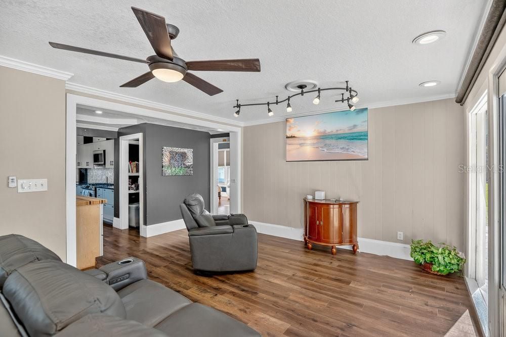 For Sale: $850,000 (5 beds, 4 baths, 3733 Square Feet)