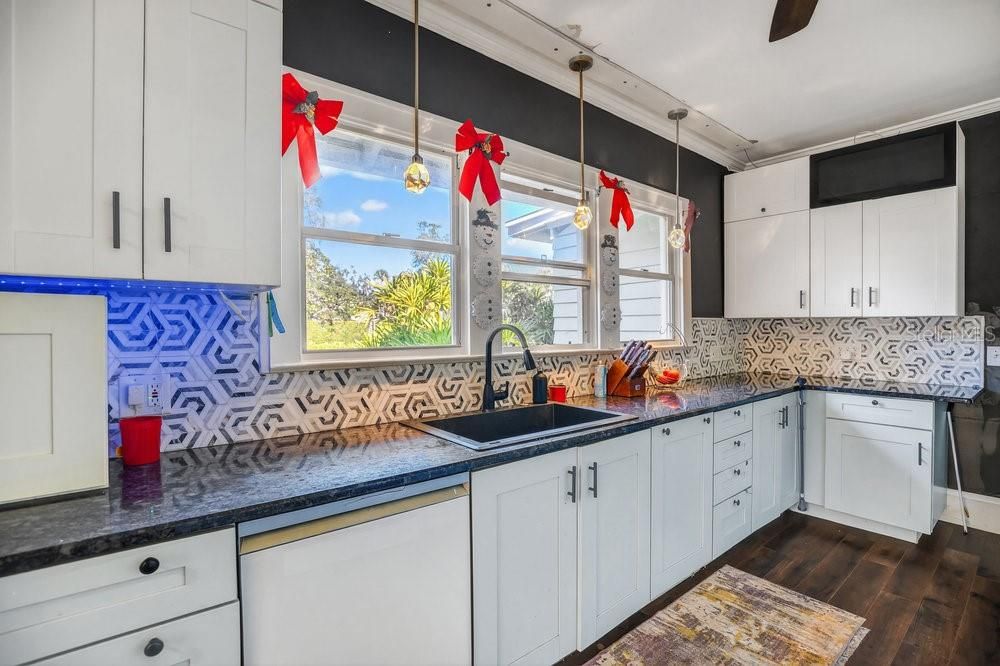 For Sale: $850,000 (5 beds, 4 baths, 3733 Square Feet)