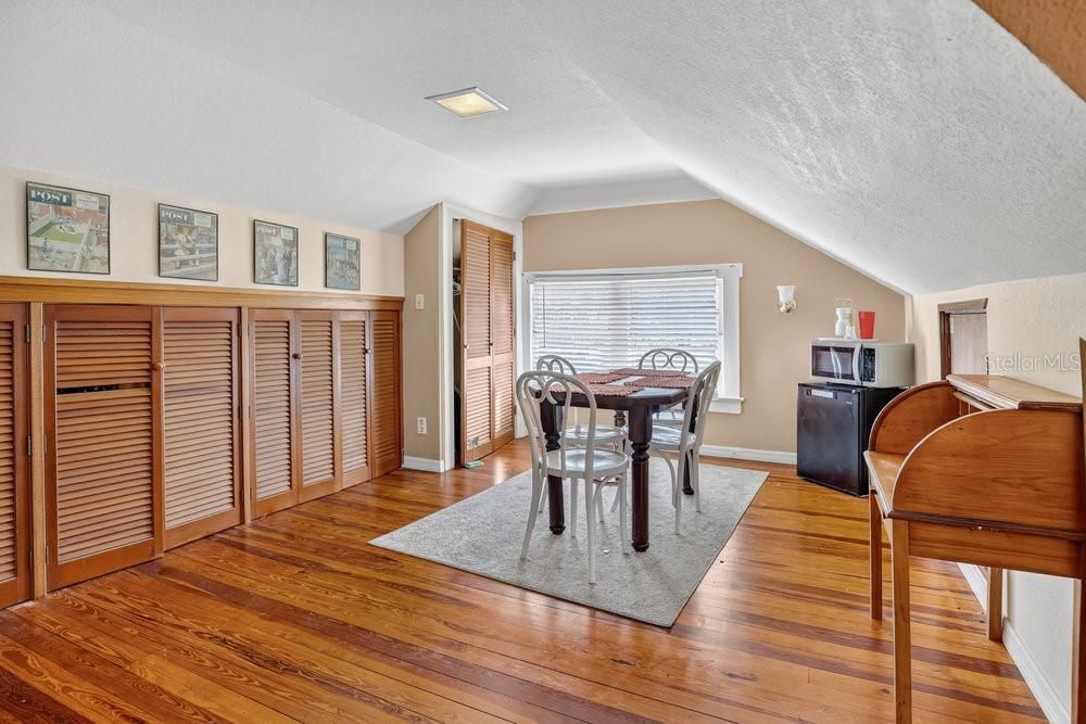 For Sale: $850,000 (5 beds, 4 baths, 3733 Square Feet)