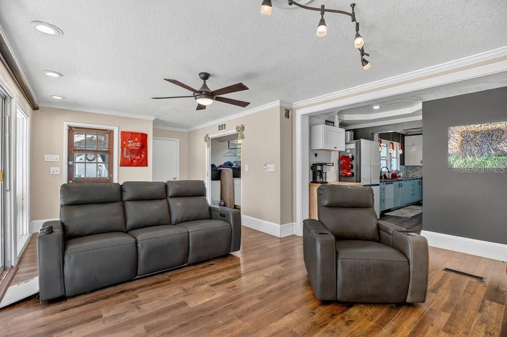 For Sale: $850,000 (5 beds, 4 baths, 3733 Square Feet)