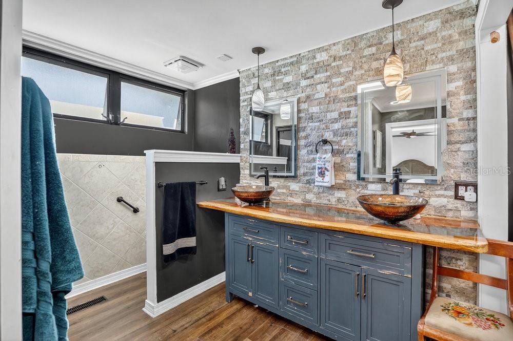 For Sale: $850,000 (5 beds, 4 baths, 3733 Square Feet)