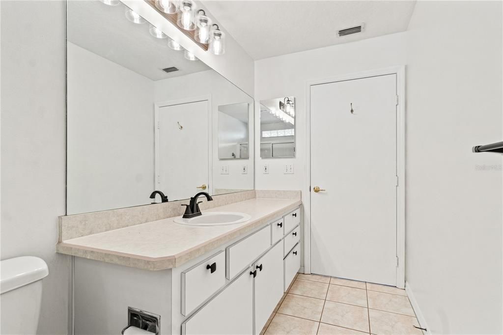 待售: $224,000 (2 贝兹, 2 浴室, 1550 平方英尺)