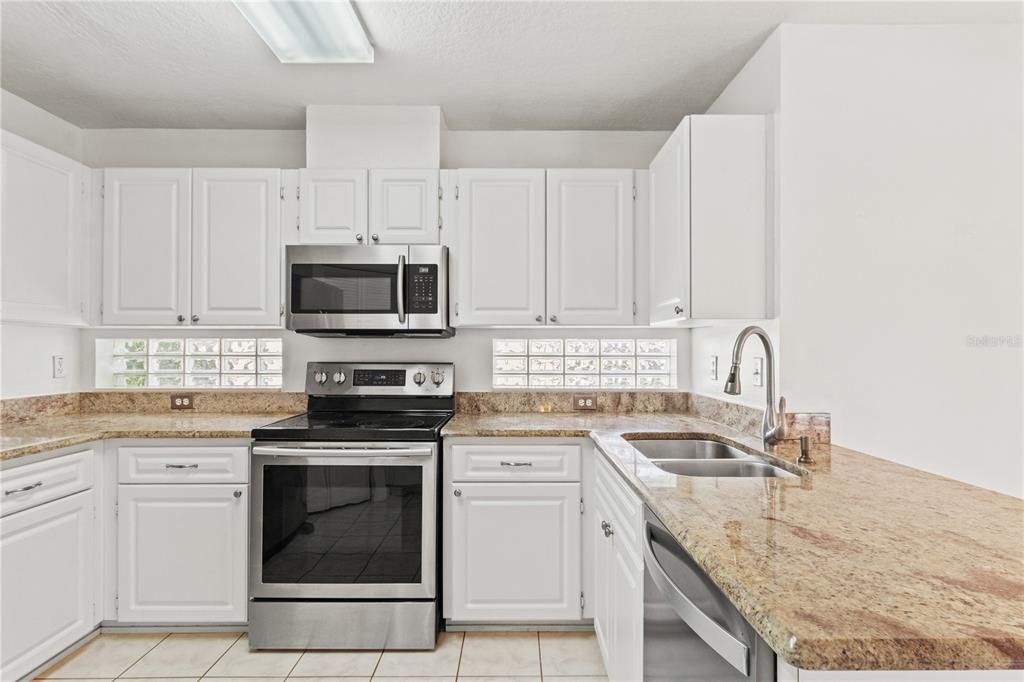 待售: $224,000 (2 贝兹, 2 浴室, 1550 平方英尺)