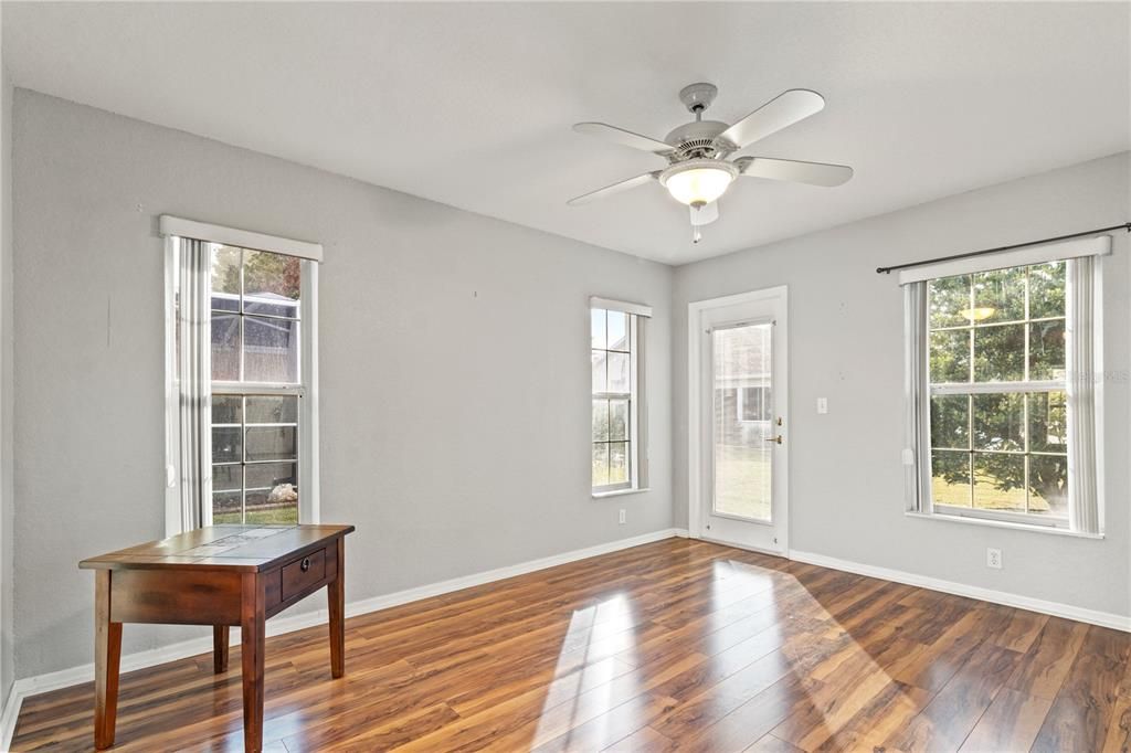 待售: $224,000 (2 贝兹, 2 浴室, 1550 平方英尺)