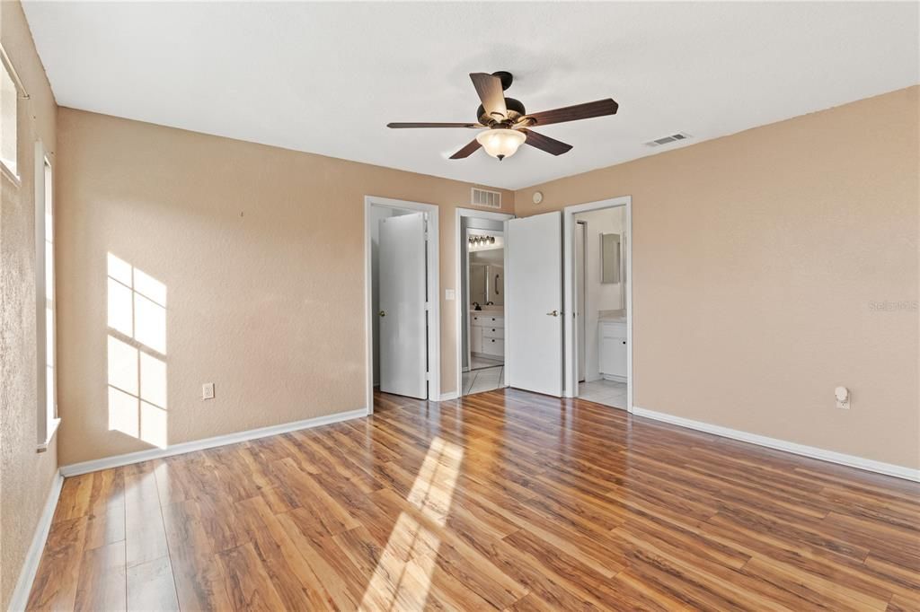 待售: $224,000 (2 贝兹, 2 浴室, 1550 平方英尺)