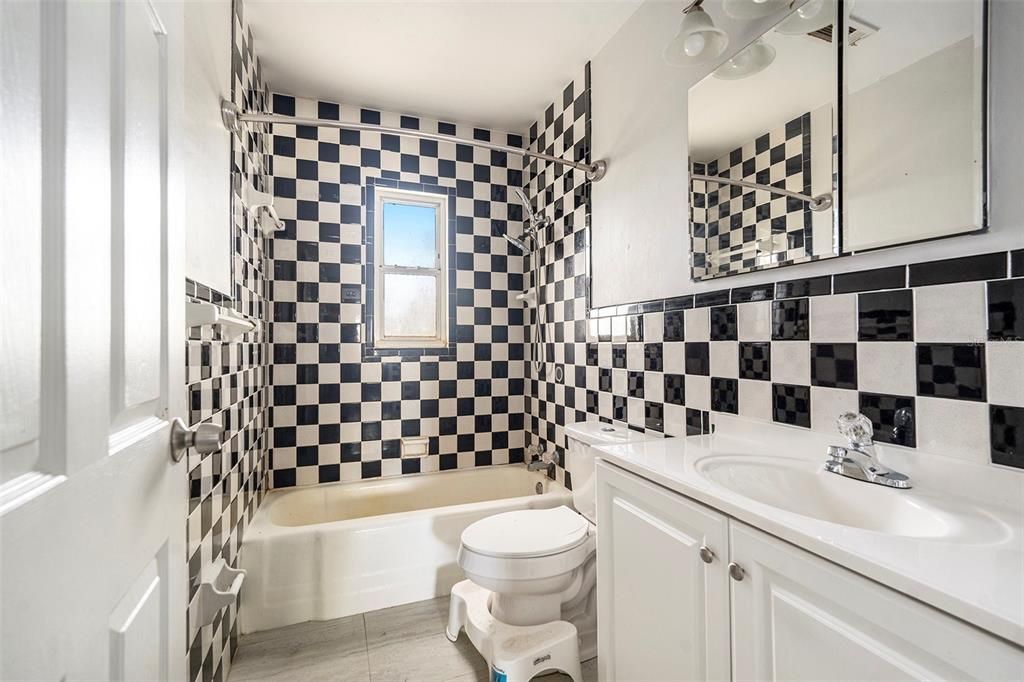 Activo con contrato: $250,000 (3 camas, 2 baños, 1462 Pies cuadrados)