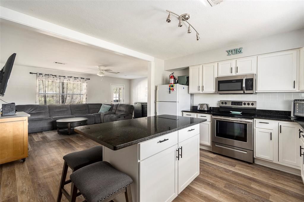 Activo con contrato: $250,000 (3 camas, 2 baños, 1462 Pies cuadrados)