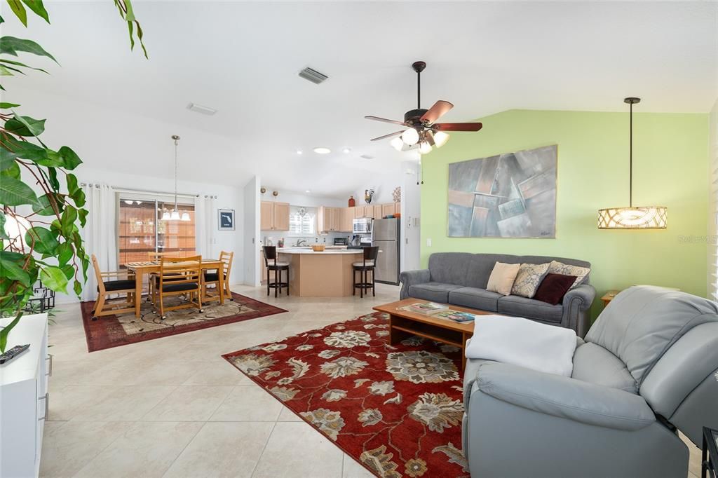 For Sale: $319,900 (2 beds, 2 baths, 1248 Square Feet)