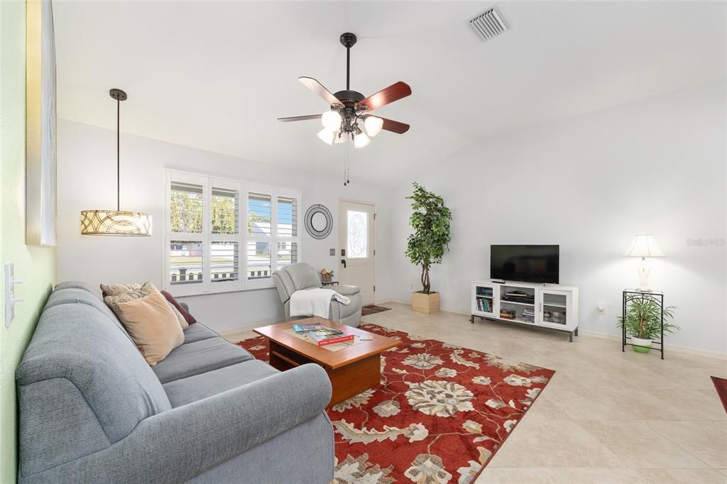 For Sale: $319,900 (2 beds, 2 baths, 1248 Square Feet)